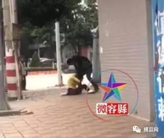 国外街边吃瓜群众动作,揭秘国外街边吃瓜群众的独特动作