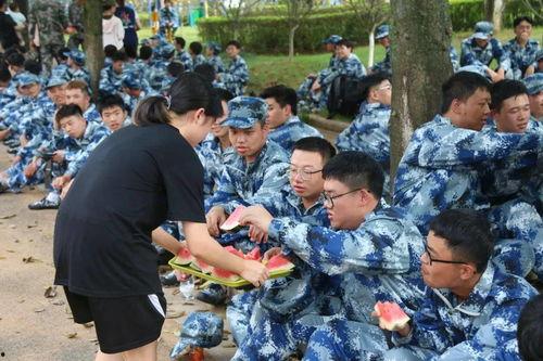 军训当天吃瓜