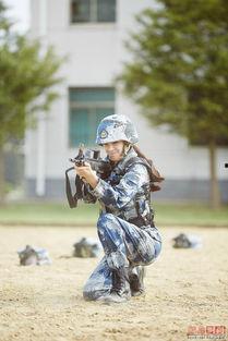 女军人吃瓜